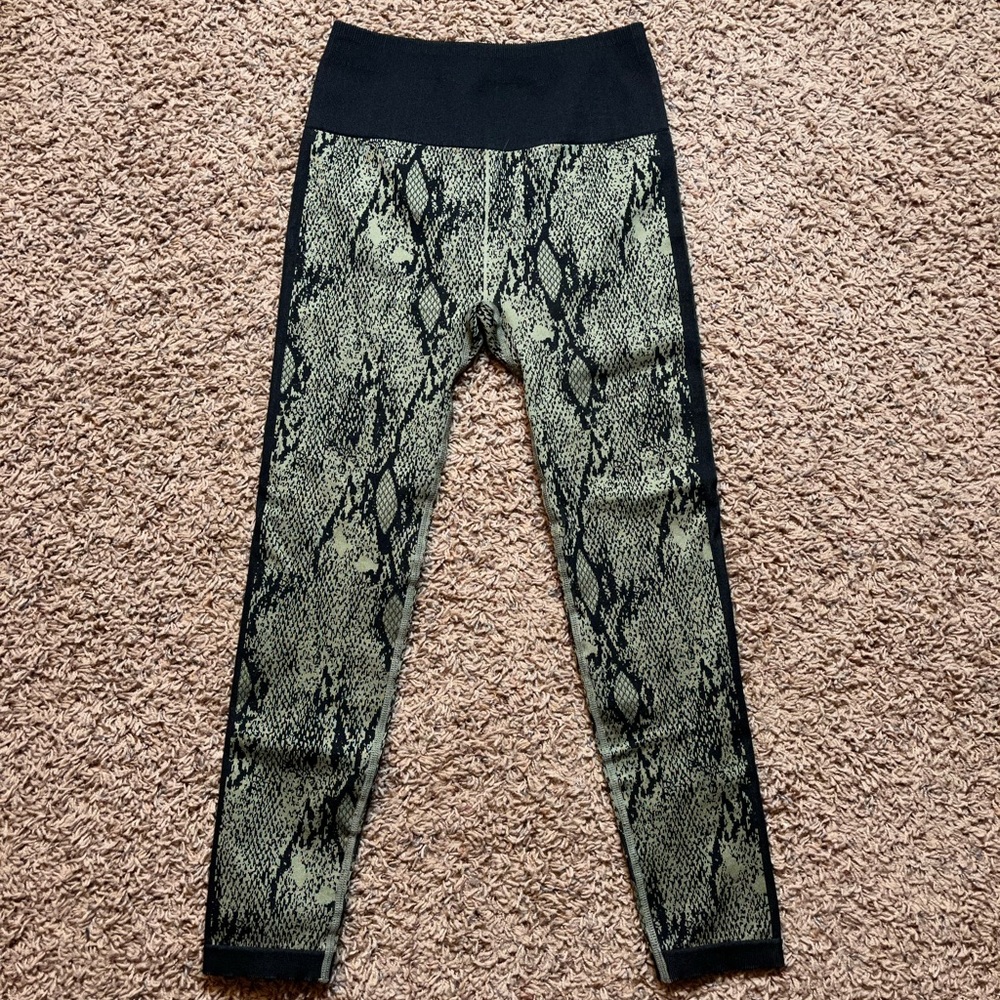 NWT Womens Fabletics High Waisted Seamless Snakeskin Leggings 7/8 IL:L